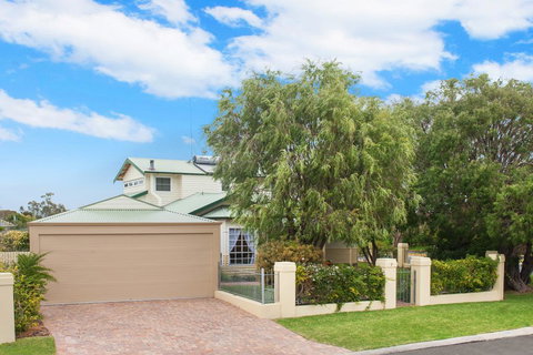 The Beach Retreat - Qld Realsetate 1