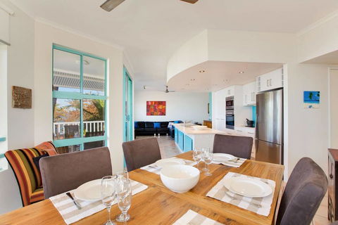 The Beach Shack 3BR Waterfront Resort, Own WIFI - Qld Realsetate 2