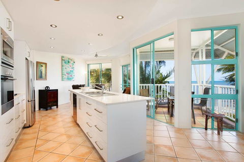 The Beach Shack 3BR Waterfront Resort, Own WIFI - Qld Realsetate 1