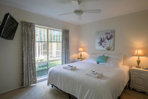 The Birch House - Silver Birches Luxury Accommodation Bright - Renee 0