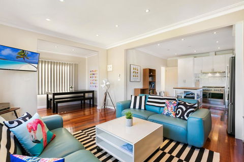 The Bud House - Renee 0