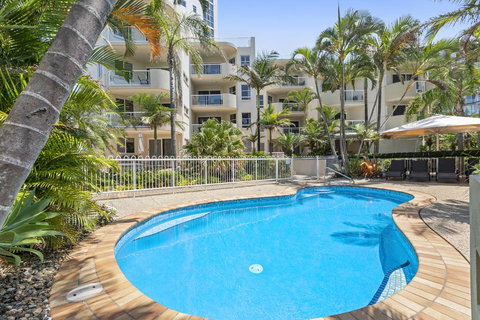 The Burlington Holiday Apartments - Qld Realsetate 0