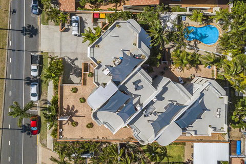 The Burlington Holiday Apartments - Qld Realsetate 3