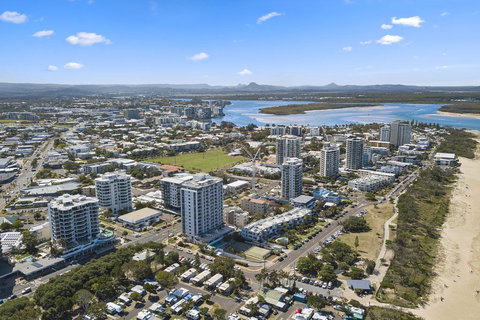 The Burlington Holiday Apartments - Qld Realsetate 1