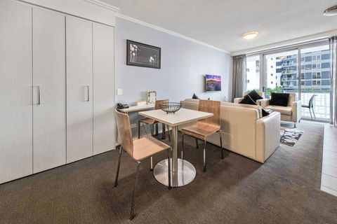 The Capitol Apartments - Swimm 1