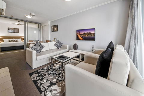 The Capitol Apartments - Swimm 3