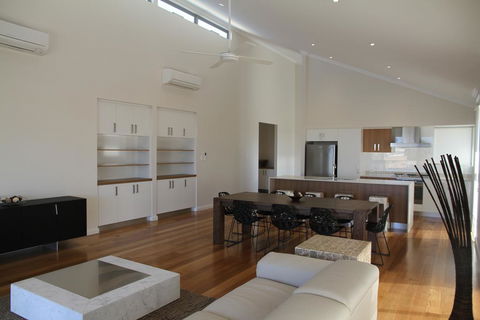 The Carnarvon Luxury Canal Home - Renee 3
