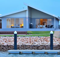 The Carnarvon Luxury Canal Home - Renee