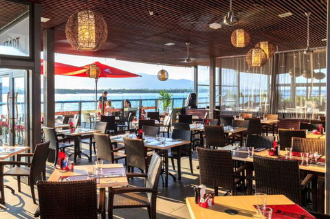 Dundee’s Restaurant On The Waterfront - Renee 3