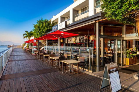 Dundee’s Restaurant On The Waterfront - Renee 4