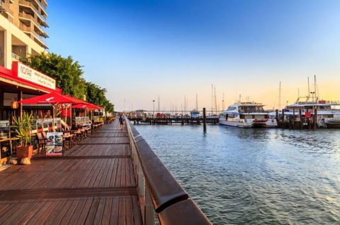 Dundee’s Restaurant On The Waterfront - Renee 5