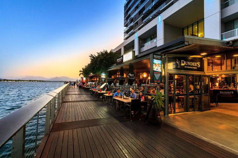 Dundee’s Restaurant On The Waterfront - Renee 7