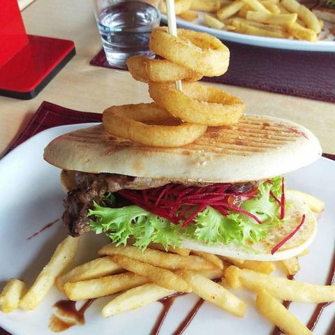 Dundee’s Restaurant On The Waterfront - Renee 9