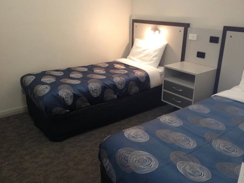 The Central Hotel Motel Lakes Entrance - Swimm 2