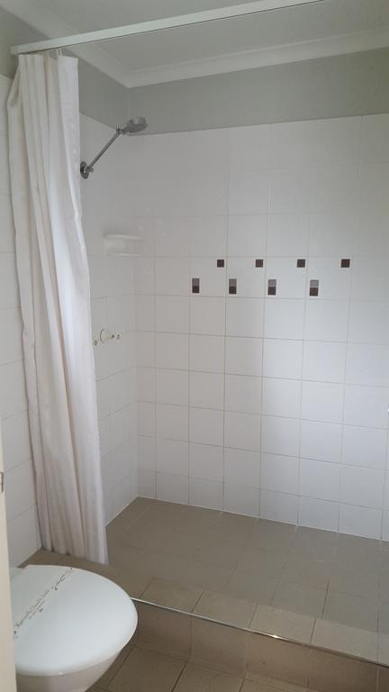 The Commercial Hotel Motel - Internet Find 3