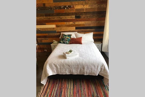 The Cottage - 58 Acre Farm Stay At Hanging Rock - Internet Find 1