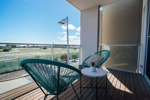 The Cove @ New Port-Pool - Spa - Sauna - Gym & More - Renee 1