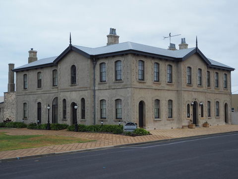 The Customs House B & B - Petrol Stations 0
