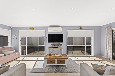 The Family Entertainer In The Heart Of Corlette! - Renee 1