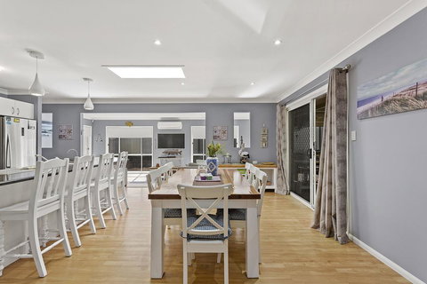 The Family Entertainer In The Heart Of Corlette! - Renee 0