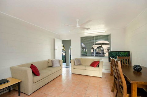 The Gulls Apartments - Petrol Stations 3