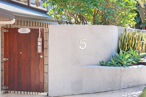 The Hawk At Wategos Beach - Qld Realsetate 2