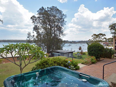 The House On The Lake @ Fishing Point, Lake Macquarie - Honestly Put The Line In And Catch Fish - Swimm 1