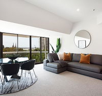 THE HYDEAWAY-LUXE HYDE PARK CITY APARTMENT-hosted by LAbode Accommodation - Petrol Stations