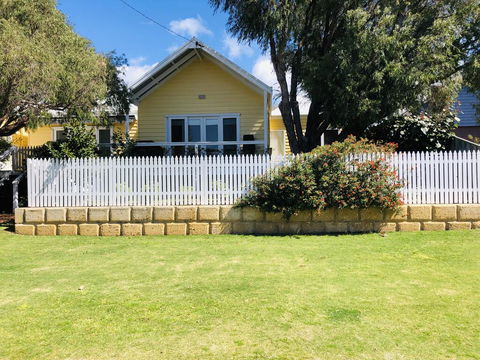 The Light And Bright Yellow Beach House - Renee 2