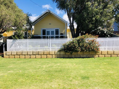The Light And Bright Yellow Beach House - Swimm 2