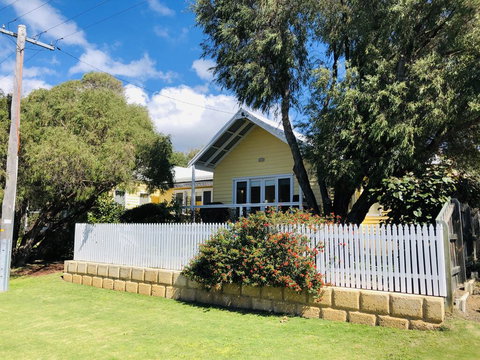 The Light And Bright Yellow Beach House - Swimm 1