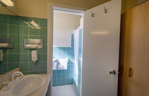 The Midcity Motor Lodge - Renee 3