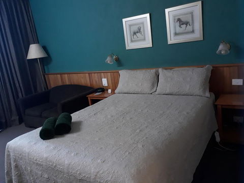 The Moe Motor Inn - Renee 1