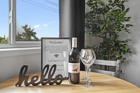 The Neo Stylish Central Apartment With Aircon Courtyard And Netflix - Renee 1