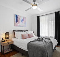 The Neo stylish central apartment with aircon courtyard and Netflix - Qld Realsetate