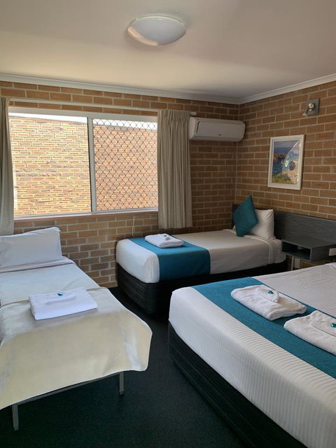 The Oaks Hotel Motel - Renee 3