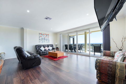 The Oasis - 6 Turnberry Drive, Links Lady Bay - Renee 1