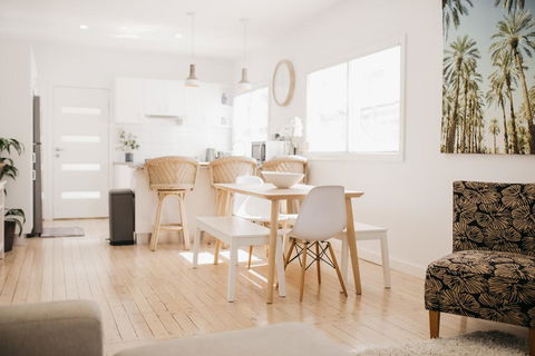 The Palms - Stylish, Modern And Cute As A Button - Renee 0