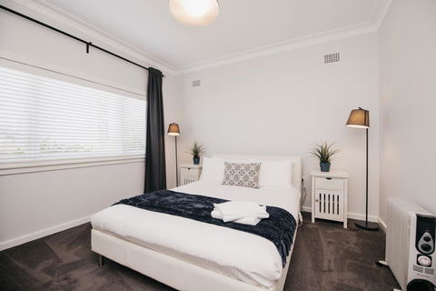 The Palms - Stylish, Modern And Cute As A Button - Renee 2