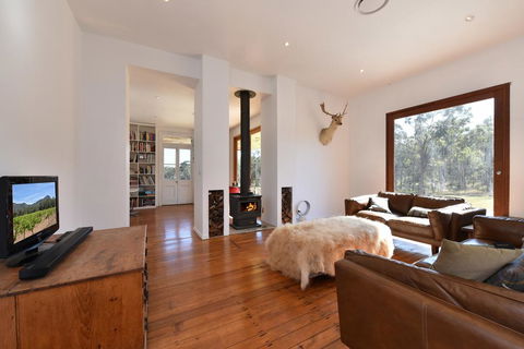 The Parson's Vineyard Retreat - Get Amongst The Vineyards In A Historic Home - Qld Realsetate 0