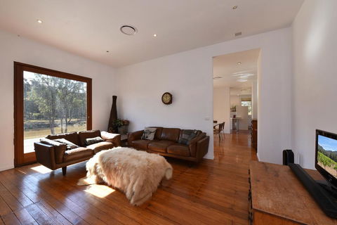 The Parson's Vineyard Retreat - Get Amongst The Vineyards In A Historic Home - Qld Realsetate 2
