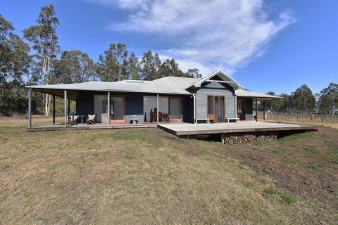 The Parson's Vineyard Retreat - Get Amongst The Vineyards In A Historic Home - Qld Realsetate 3