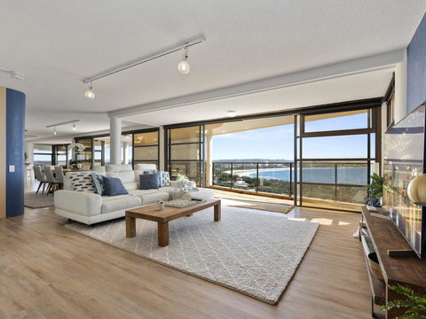 The Penthouse @ Point Cartwright - INSTANT HOTEL WINNER 2019 - Renee 0
