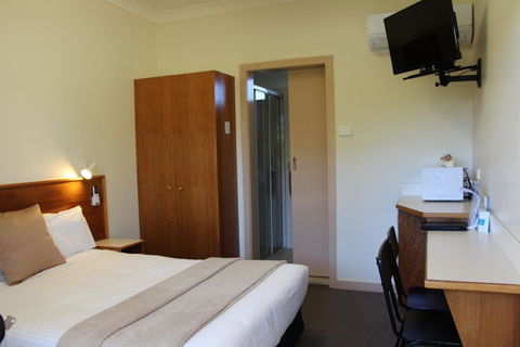 The Pioneer Way Motel - Swimm 1