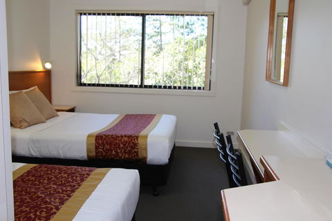 The Pioneer Way Motel - Swimm 2