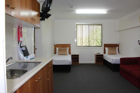 The Pioneer Way Motel - Swimm 3