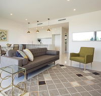 The Princess Bride - Executive 3BR Bulimba Apartment with Balcony in Central Location - Renee
