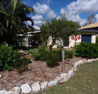 The Red Piranha - Rainbow Beach Close to everything air con and pet friendly - Renee