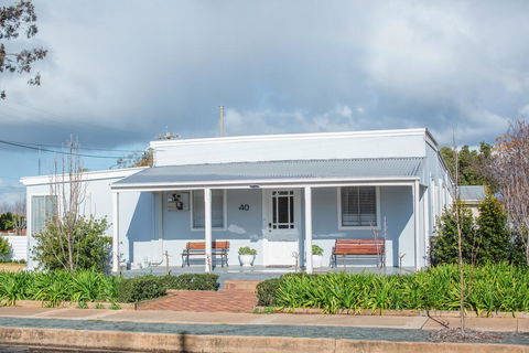 The Rested Guest 3 Bedroom Cottage West Wyalong - Renee 0