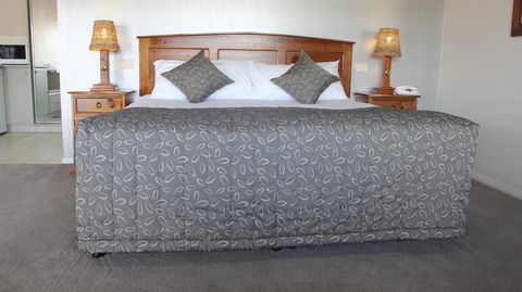 The Saltbush Motor Inn - Renee 0